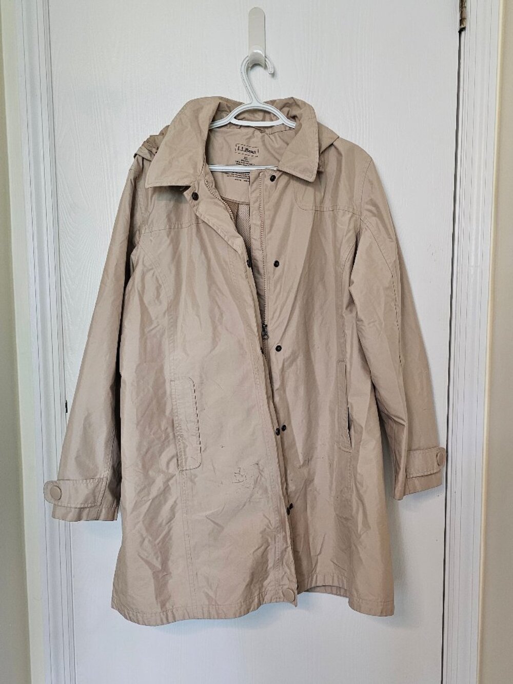 L.L. Bean XL light tan raincoat with pockets and nylon mesh lining
